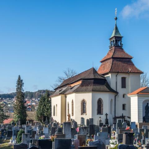 Mrtník - kostel se hřbitovem
